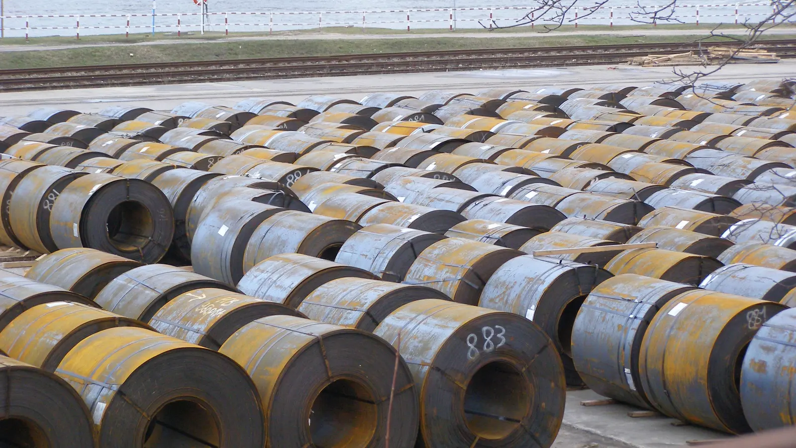 Bobinas de acero laminado en caliente almacenadas en el muelle del puerto Nowy Port de Gdańsk, Polonia.