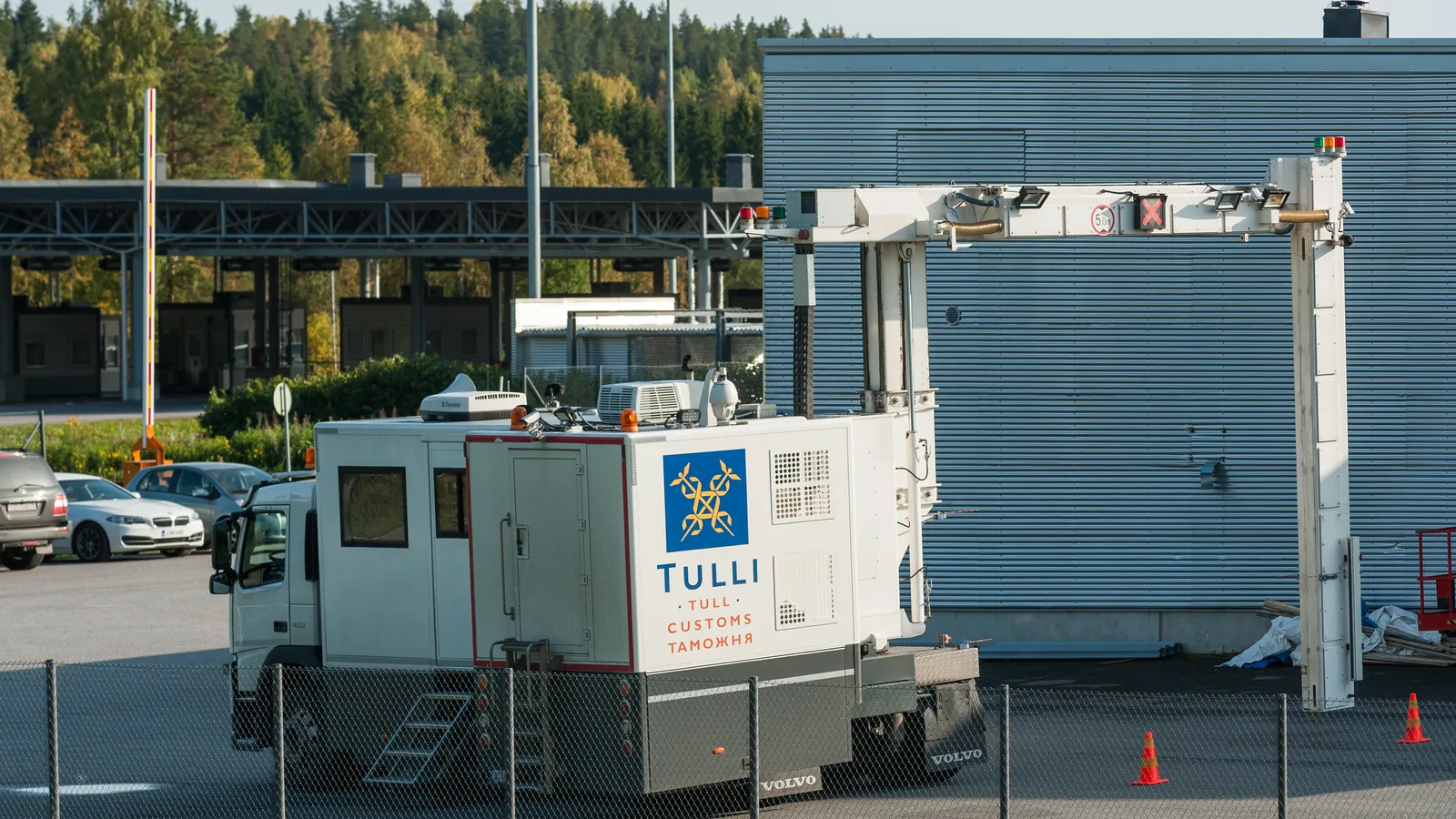 A Finnish Customs X-ray scanner truck at the Nuijamaa border crossing, with the inspection gantry beside it.
